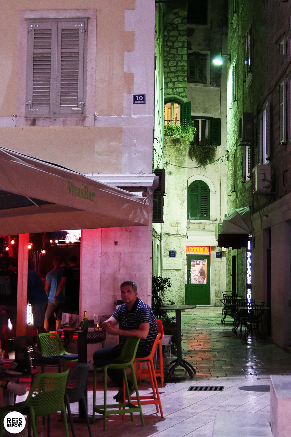 Alle Split bezienswaardigheden vind je hier op een rij. Split is de grootste en belangrijkste stad in Dalmatië en is de tweede stad van Kroatië. Deze uitbundige stad heeft een juiste balans van traditie en moderniteit. Tientallen bars, restaurants en winkels maar ook sfeervolle oude muren, musea en mooie kerken. Split is gelegen op een klein schiereiland in de Adriatische Zee en is een belangrijke economische en toeristische stad. In de volksmond wordt het dan ook de hoofdstad van Dalmatië genoemd. Vanuit de haven varen er dagelijks meerdere ferrys richting andere Dalmatische eilanden en Italiaanse steden. Het eilandje Brač ligt tegenover de stad en is een van onze favoriete eilanden van Kroatië. Split bezienswaardigheden op een rij Het paleis van Diocletianus Stap binnen in het hart van Split, dat wordt gevormd door het paleis van Diocletianus. Het is een van ‘s werelds meest indrukwekkende Romeinse monumenten. De Romeinse keizer Diocletianus gaf rond het jaar 300 de opdracht voor de bouw van dit paleis. Dit wordt dan ook beschouwd als het begin van het bestaan van de stad Split. Tot de dag van vandaag wordt het centrum van Split gevormd door dit oude paleis. Binnen het paleis van Diocletianus vind je winkels, cafés en kerken. In 1979 werd het paleis van Diocletianus op de UNESCO Werelderfgoedlijst geplaatst en daarmee uiteraard staat dus een groot deel van het centrum van Split op deze lijst. De kathedraal van Sint-Domnius In het paleis van Diocletianus bevindt zich ook de bijzondere achthoekige kathedraal, welke is gewijd aan de heilige Sint-Domnius. Sint-Domnius was in de derde eeuw de bisschop van Salona (vroeger de hoofdstad van de Romeinse provincie Dalmatia) en de beschermheilige van Split. De klokkentoren kenmerkt het stadsgezicht van Split. Het is mogelijk om de klokkentoren te beklimmen met een fantastisch uitzicht als beloning. De oude stad Salona De stad Salona werd door de Avaren in de 6e eeuw aangevallen. De inwoners vluchtten weg uit Salona en vestigden zich in het paleis van Diocletianus, het centrum van Split. Salona werd vervolgens een vervallen stad. De ruïnes van de oude stad Salona zijn gelegen aan de voet van de berg, ten noordoosten van Split. Deze ruïnes zijn een van de meest belangrijke archeologische vondsten in Kroatië. Het gebied is enorm groot en start meteen bij de parkeerplaats. Tussen de parkeerplaats en het kleine museum vind je een begraafplaats en omvat overblijfselen van een vroegere basiliek. Vanuit het museum loop je verder en kom je langs enorm veel overblijfselen. De stadsmuur, een kathedraal, openbare baden, de stadspoort en een overdekt aquaduct. Het is er allemaal nog terug te vinden. Ook zijn er overblijfselen te zien van het enorme amfitheater. Daar was destijds plek voor 18.000 toeschouwers, wat een idee geeft van de grootte en het belang van deze stad. Veel van de oude schatten van Salona vind je terug in het Archeologisch Museum in Split. Klis fort Dit imposante fort bereikt 385 meter op zijn hoogste punt. De lange en smalle vorm (304 meter bij 53 meter) vloeit voort uit voortdurende uitbreidingen in de loop van jaren. Binnen kun je over de vestingwerken lopen en het kleine museum bezoeken. In dit museum vind je zwaarden, kostuums en gedetailleerde informatie over het brute verleden van dit fort. Dit fort is tevens ook het decor geweest van Game of Thrones in seizoen 4. Het fort ligt zo’n 12 kilometer ten noordoosten van het stadscentrum. Stranden in Split Wij bezochten twee prima stranden van Split. Allereerst het Kašuni strand, gelegen aan de zuidkant van de Marjan berg. Het is er niet super druk, heeft prachtig blauw water en een luxe strandtent. Wat ons betreft een aanrader. Een ander populair strand ligt op 10 minuten lopen van het centrum. Het Bačvice strand is het bekendste strand en is dan ook erg druk. Wel is hier genoeg te beleven, je hebt veel activiteiten voor kinderen en (voor de ouderen) veel bars. ‘s Avonds is het hier dan ook erg levendig. In de buurt van Split: bezoek zeker ook het mooie stadje Trogir en neem een duik in het Nationaal Park Krka.