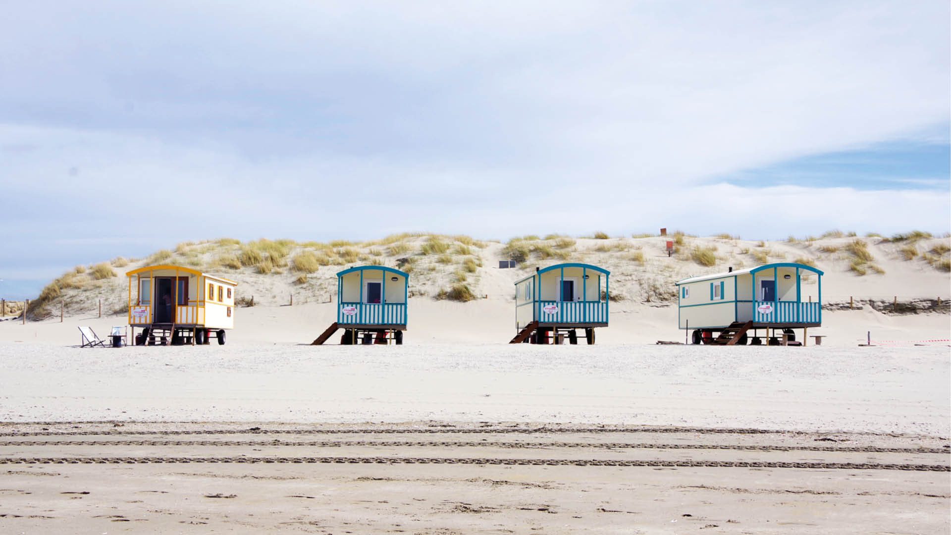 pipowagen op strand nederland huisje